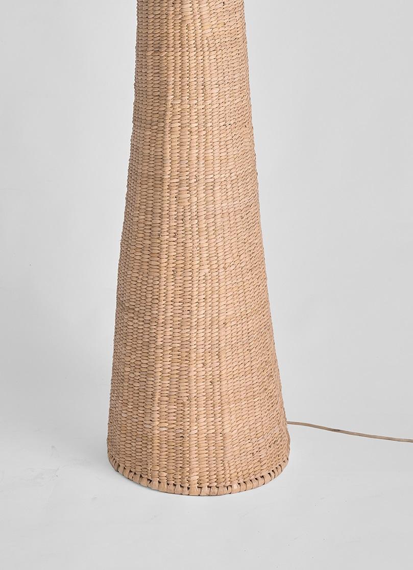 Autre Lampadaire Kuni en métal et fibre Chuspata par Joyful Objects Yes ! en vente