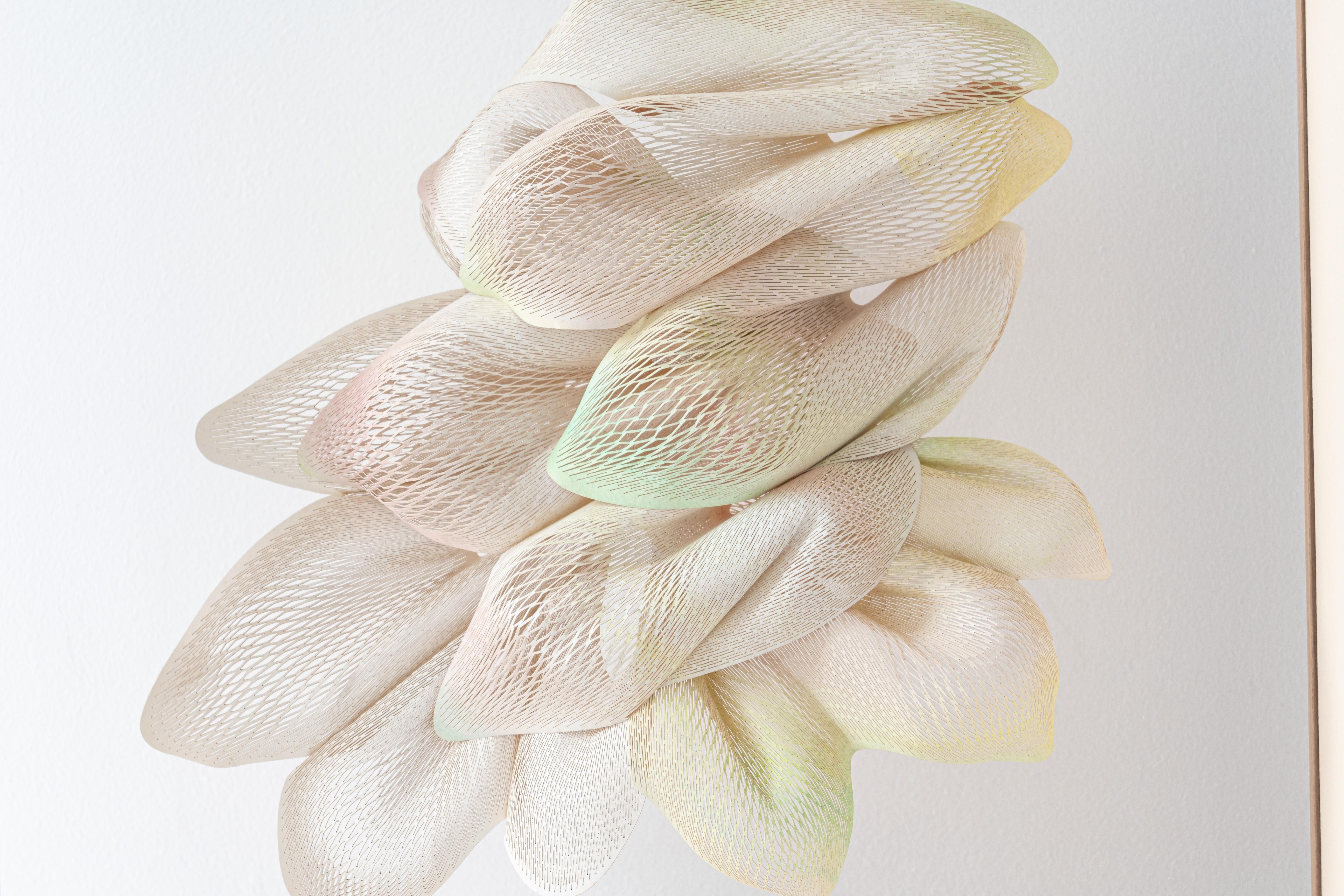 Lily – Sculpture von Kuniko Maeda