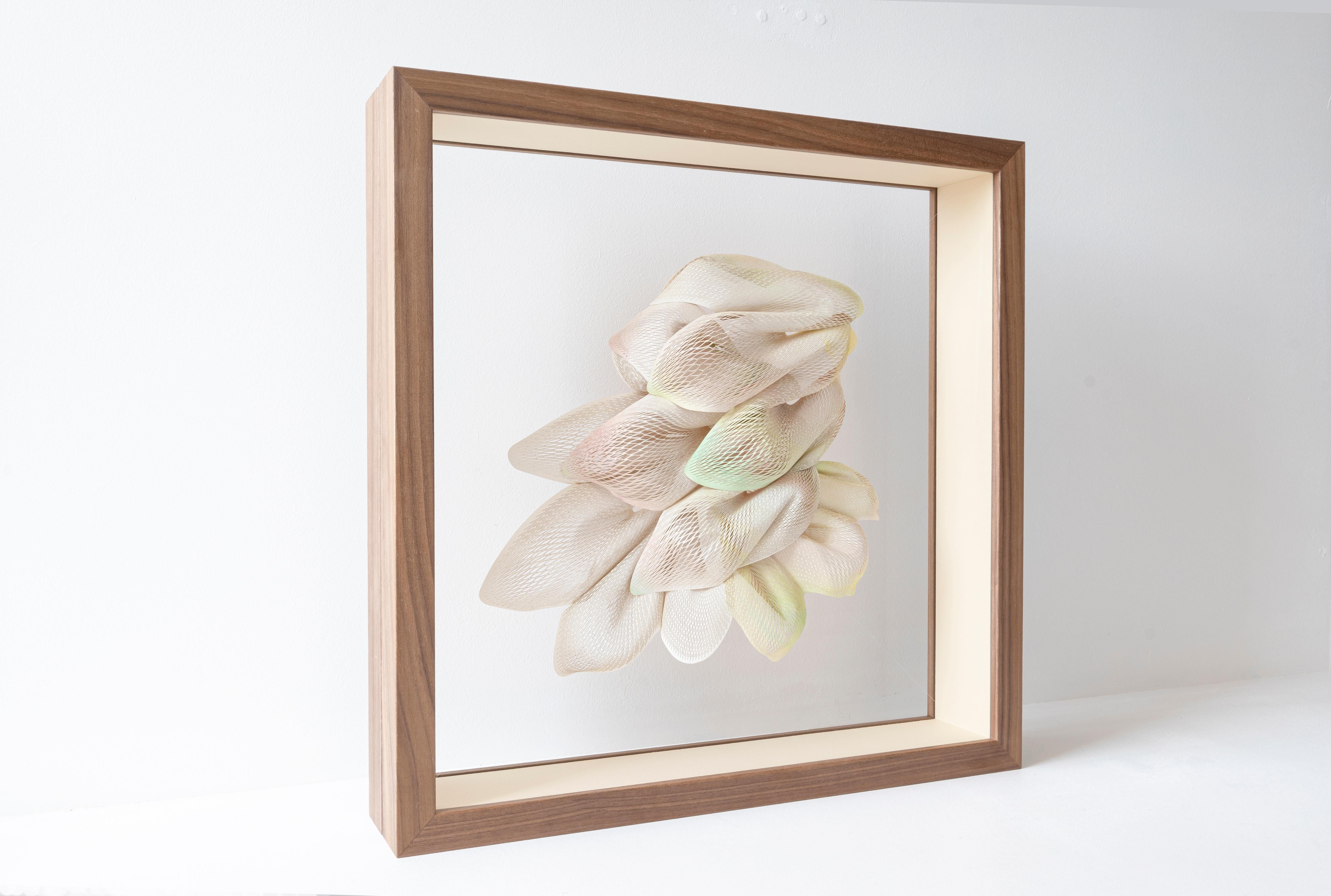 Lily (Grau), Abstract Sculpture, von Kuniko Maeda