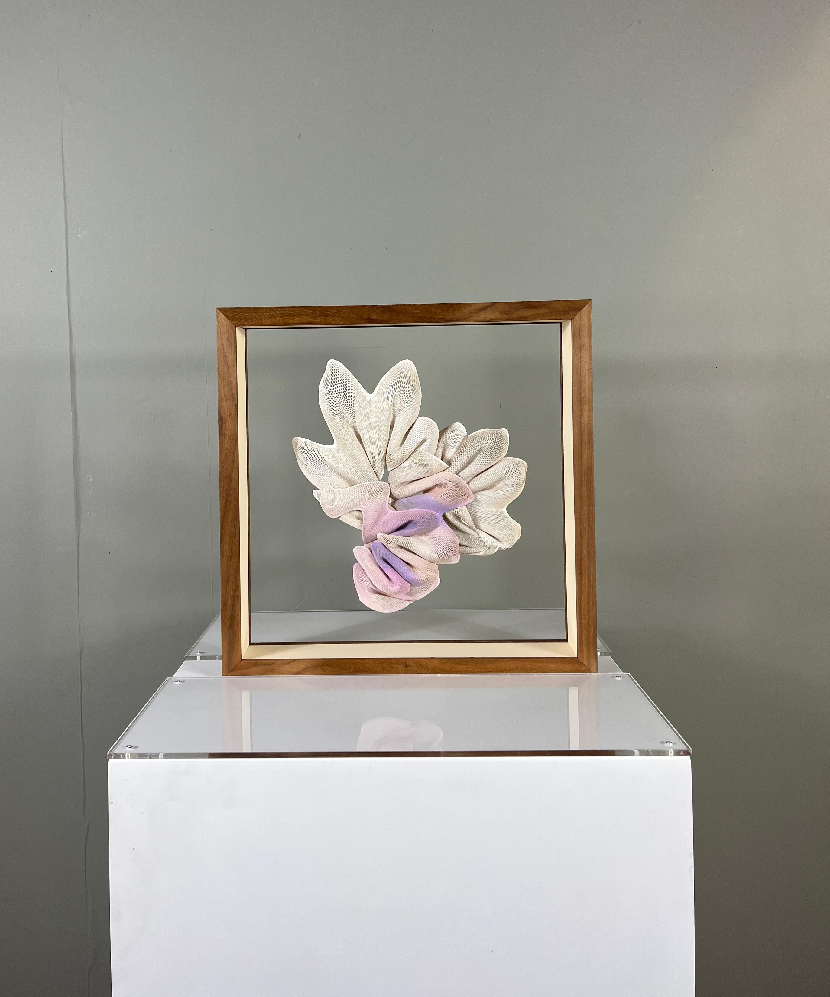 Orchidée - Gris Abstract Sculpture par Kuniko Maeda