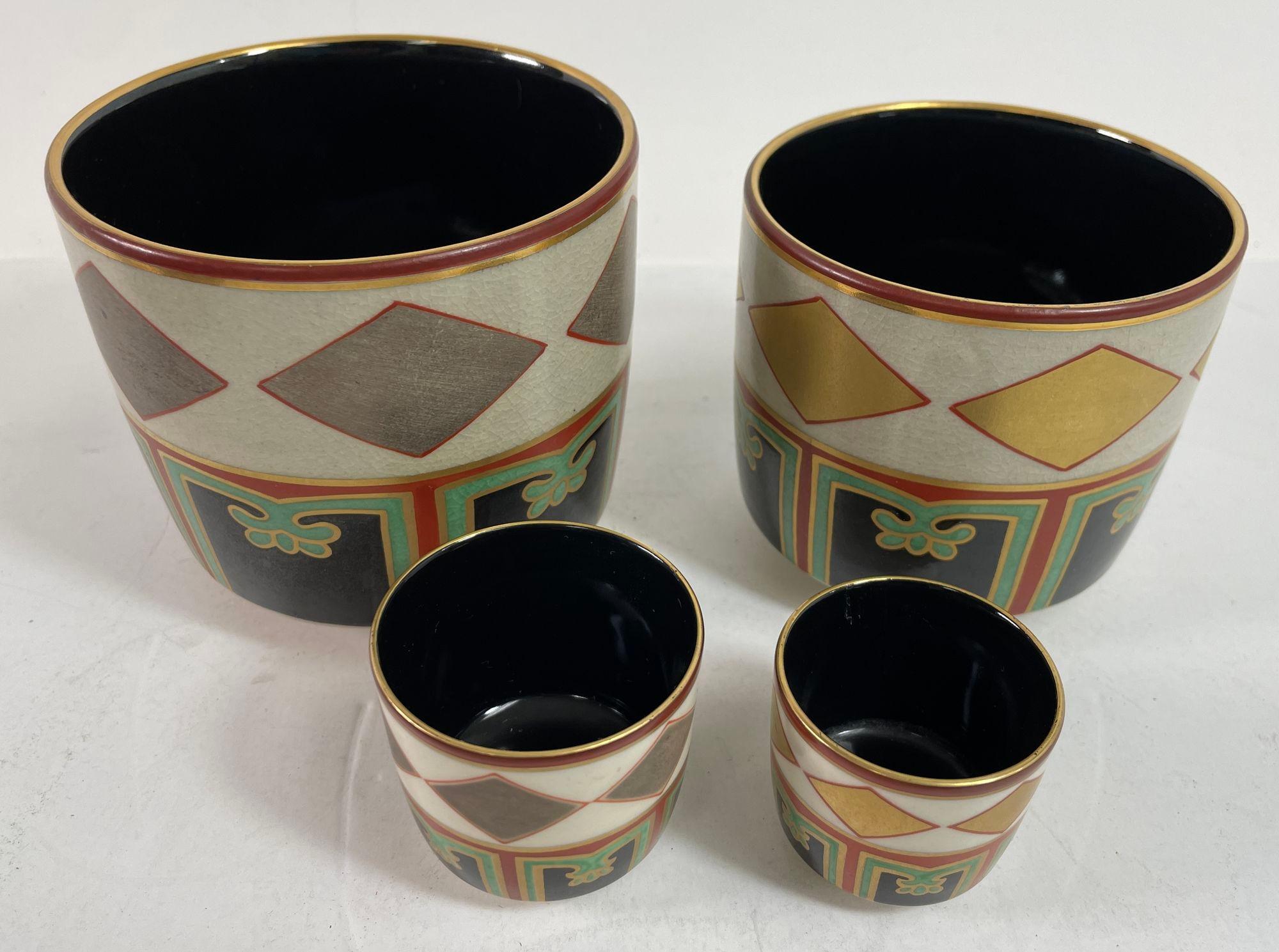 Vintage Kuniyaki Tee Schalen und Tablett Set nach Nonomura Ninsei Japan.
Kuniyaki Teeschalen-Set, nach Ninsei.
Kuniyaki Teeschalen und Tablett Japan schwarzes Porzellan innen und verziert mit Gold, Rot, Grün und Silber.
Das Set besteht aus 4 Schalen