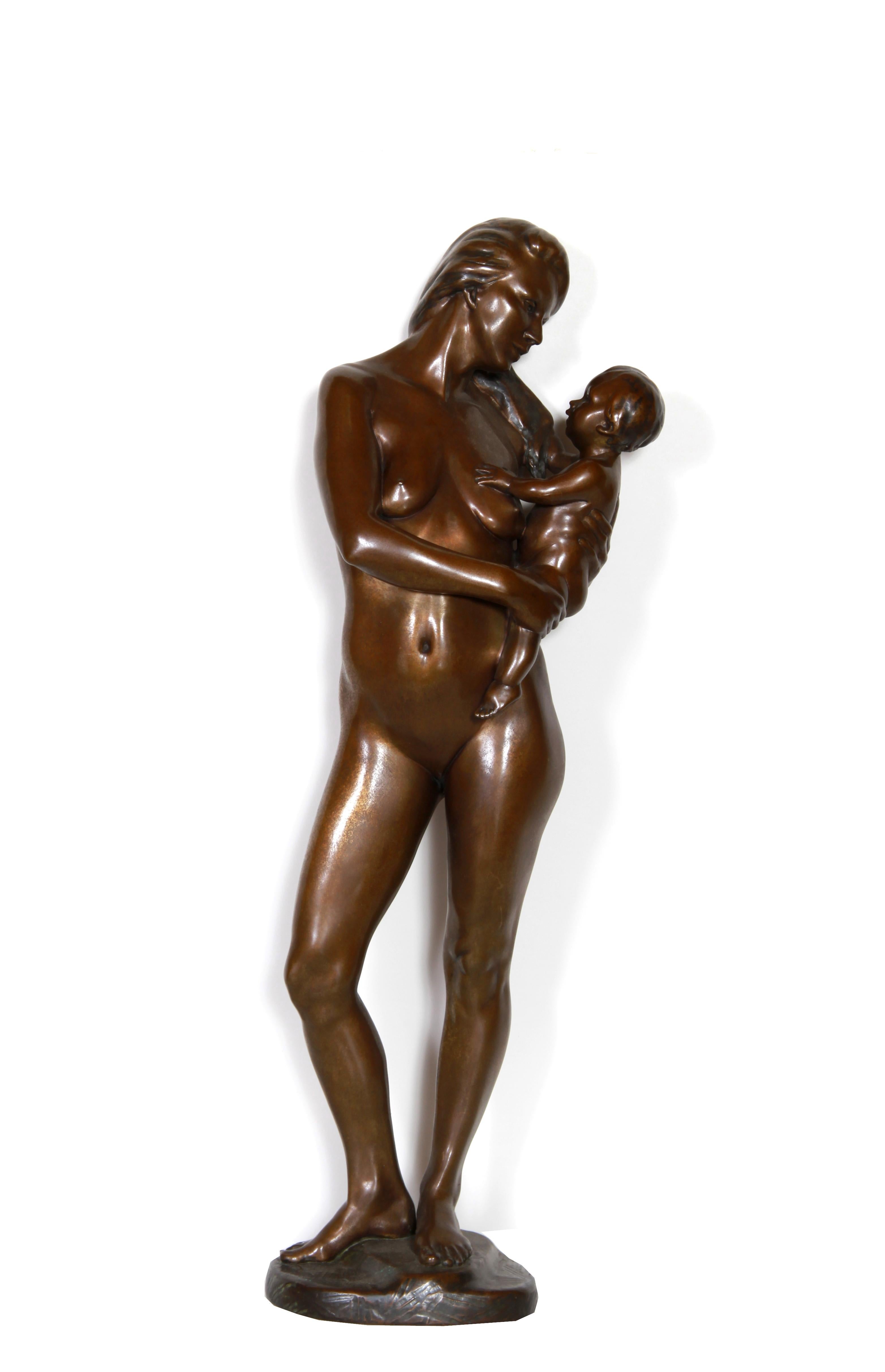 Mutter und neugeborenes Kind, Bronzeskulptur (Gold), Nude Sculpture, von Kuno Lange