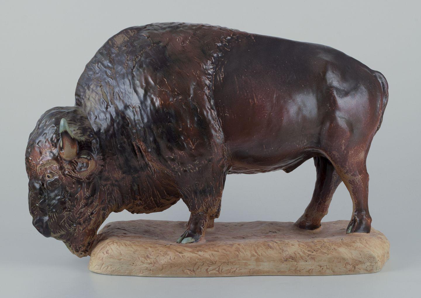 Kuno Norvark (1913-1989) per Bing e Grondahl. 
Colossale e rara statuetta di un bisonte in gres smaltato. 
Numero di modello 7054. 
Circa anni '70
Contrassegnato.
Seconda qualità di fabbrica.
In ottime condizioni.
Dimensioni: L 49,0 cm. x H. 32,0