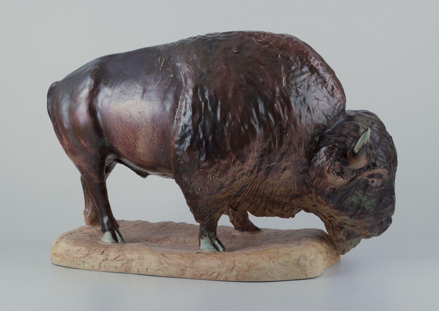 Danese Kuno Norvark per Bing e Grondahl. Colossale e rara statuetta di un bisonte. in vendita