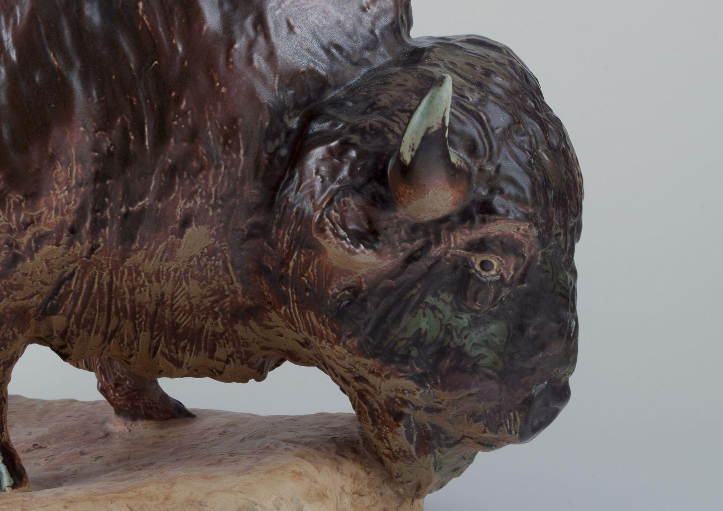 Smaltato Kuno Norvark per Bing e Grondahl. Colossale e rara statuetta di un bisonte. in vendita