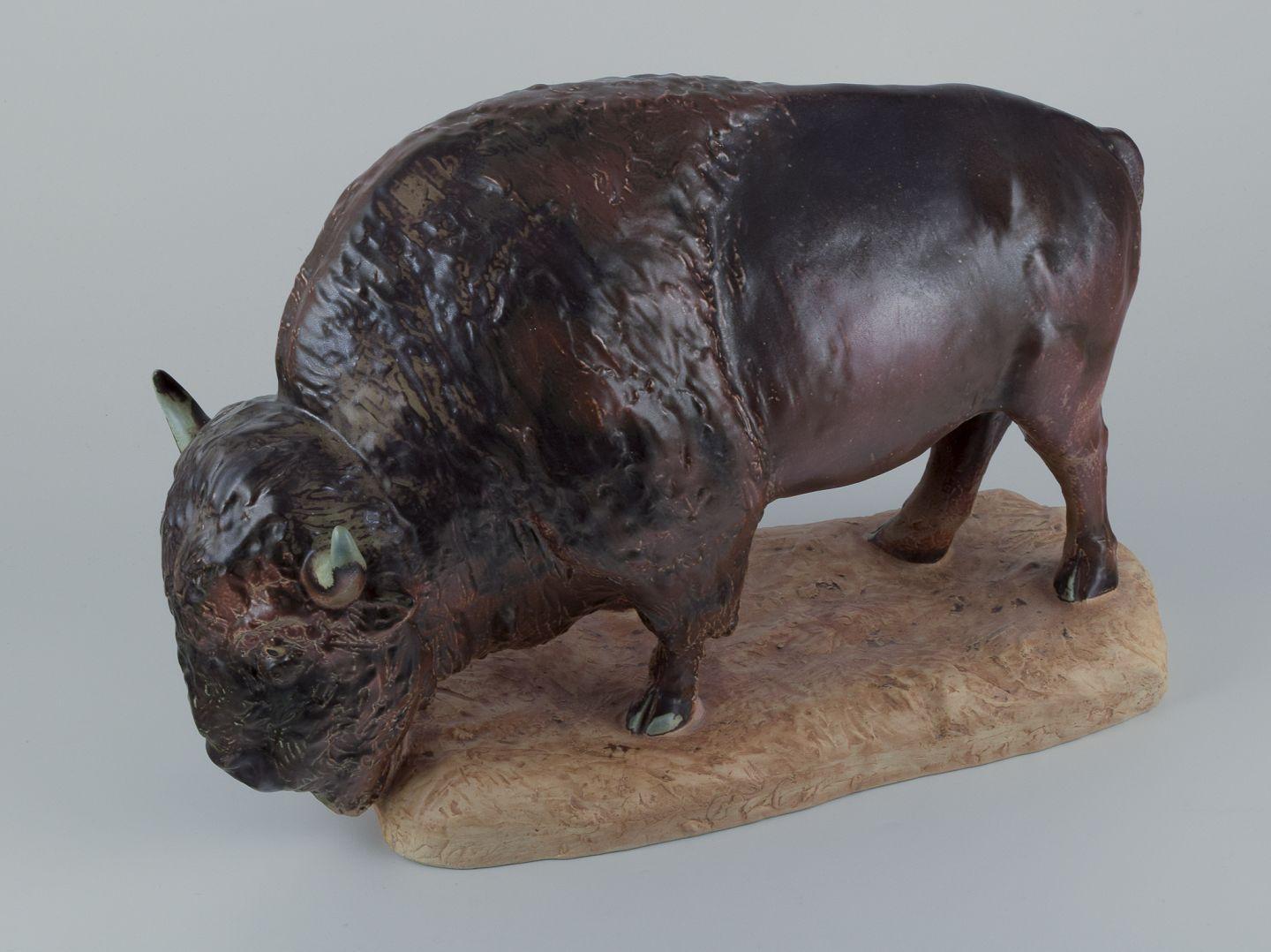 Fine XX secolo Kuno Norvark per Bing e Grondahl. Colossale e rara statuetta di un bisonte. in vendita