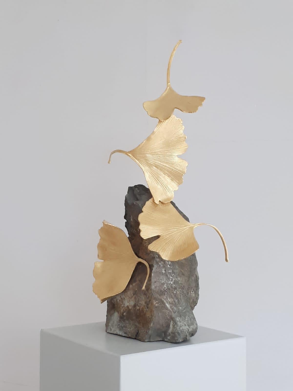 Gingko a 4 foglie in pietra di Kuno Vollet - Scultura di gingko in ottone dorato su base in pietra in vendita 1