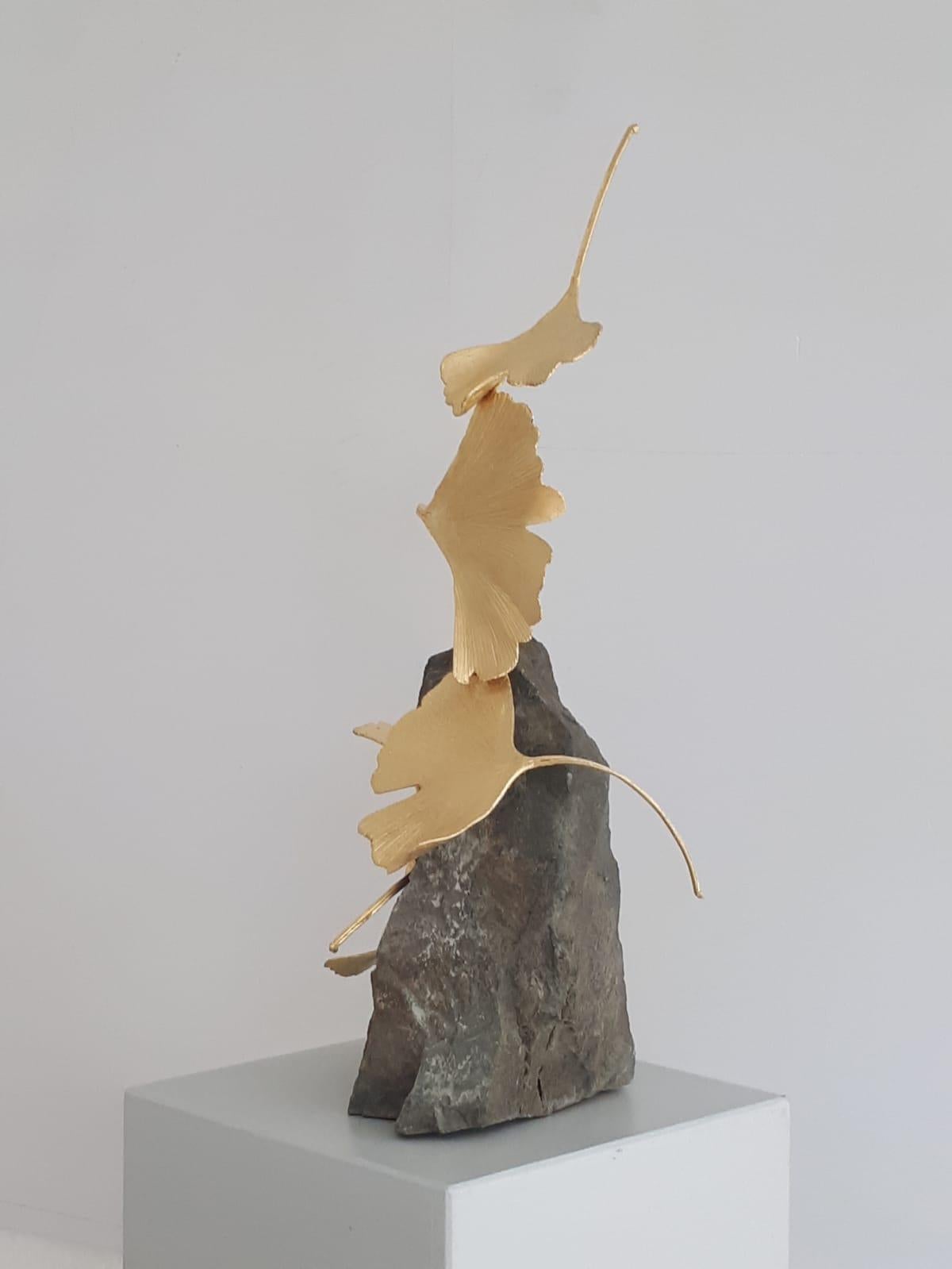 Gingko a 4 foglie in pietra di Kuno Vollet - Scultura di gingko in ottone dorato su base in pietra in vendita 2