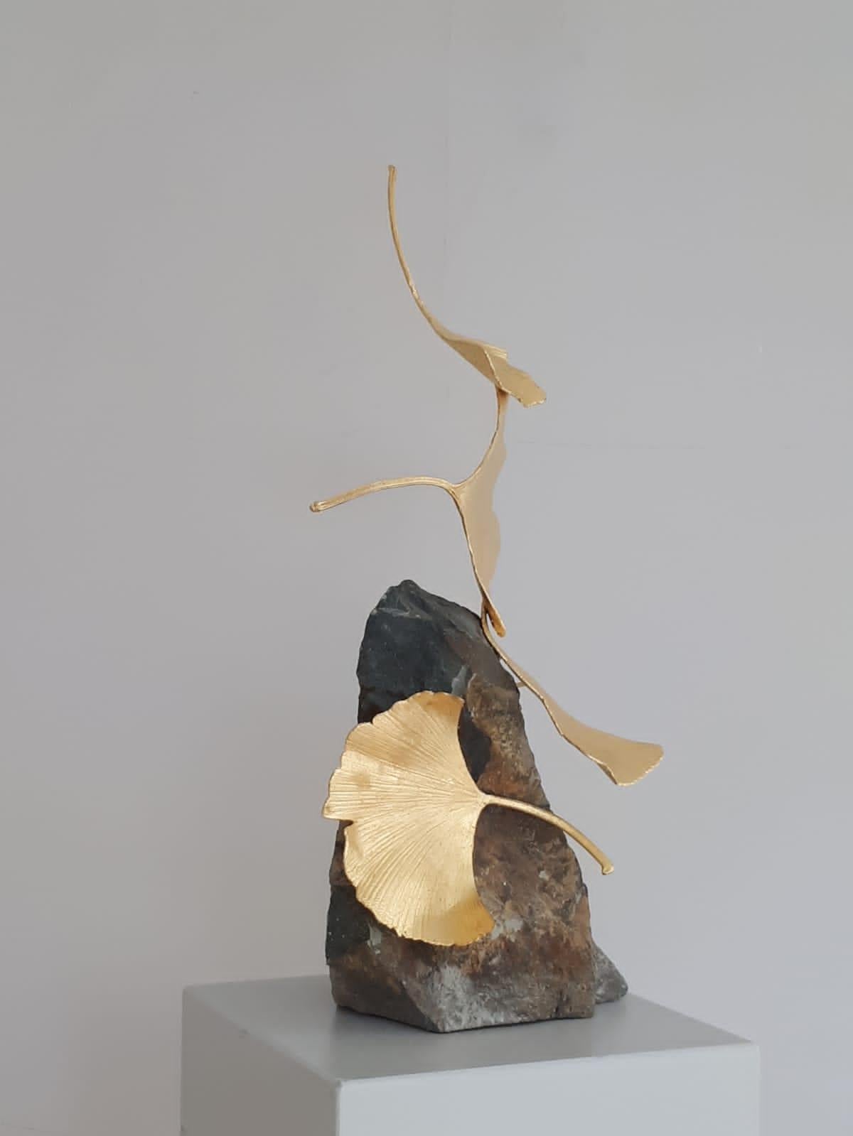 Gingko a 4 foglie in pietra di Kuno Vollet - Scultura di gingko in ottone dorato su base in pietra in vendita 4