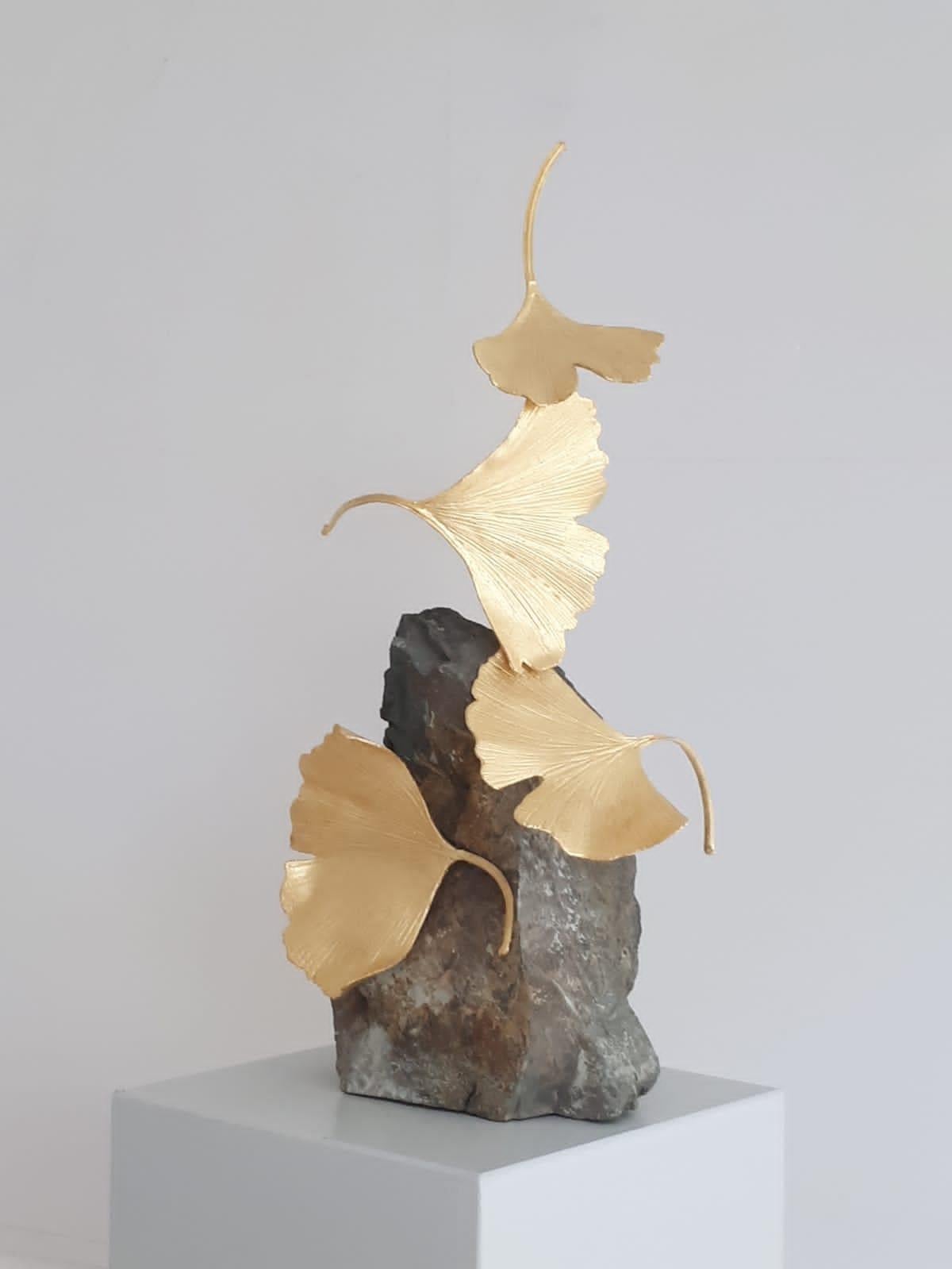 Gingko à 4 feuilles en pierre de Kuno Vollet - sculpture Gingko en laiton doré sur base en pierre
