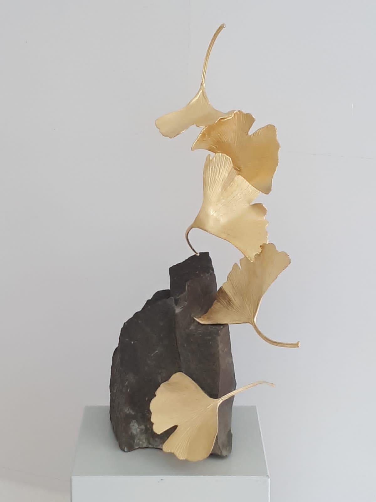 5 Leaf Stone Gingko di Kuno Vollet - Scultura di Gingko in ottone dorato su base in pietra in vendita 1