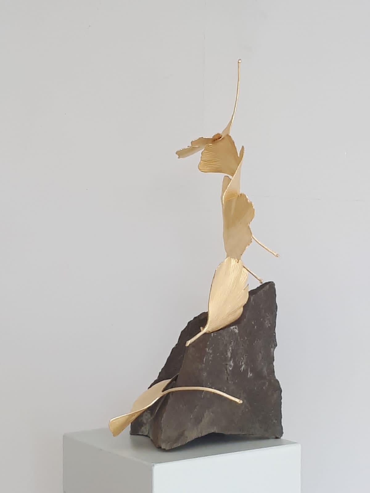 5 Leaf Stone Gingko di Kuno Vollet - Scultura di Gingko in ottone dorato su base in pietra in vendita 2