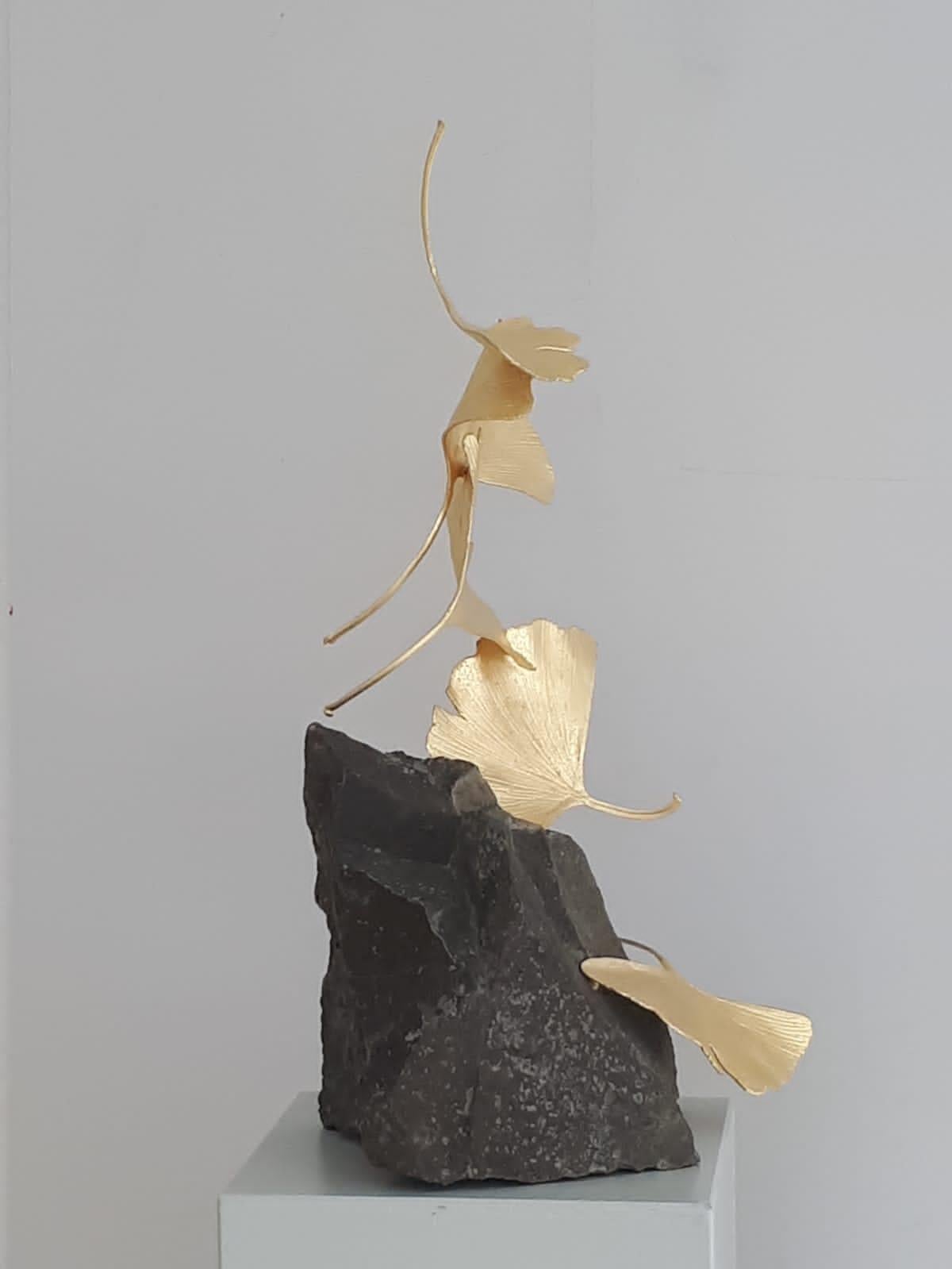 5 Leaf Stone Gingko di Kuno Vollet - Scultura di Gingko in ottone dorato su base in pietra in vendita 3