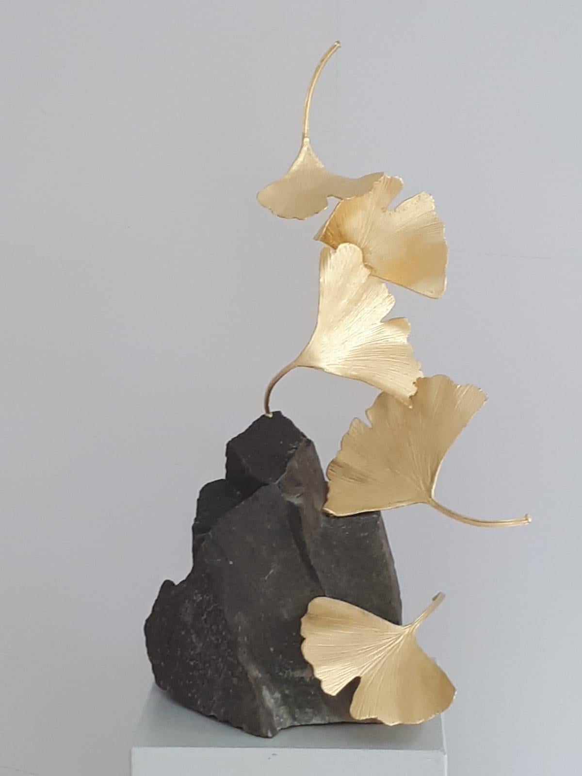 Gingko 5 Leaf Stone de Kuno Vollet - Sculpture Gingko en laiton doré sur base en pierre