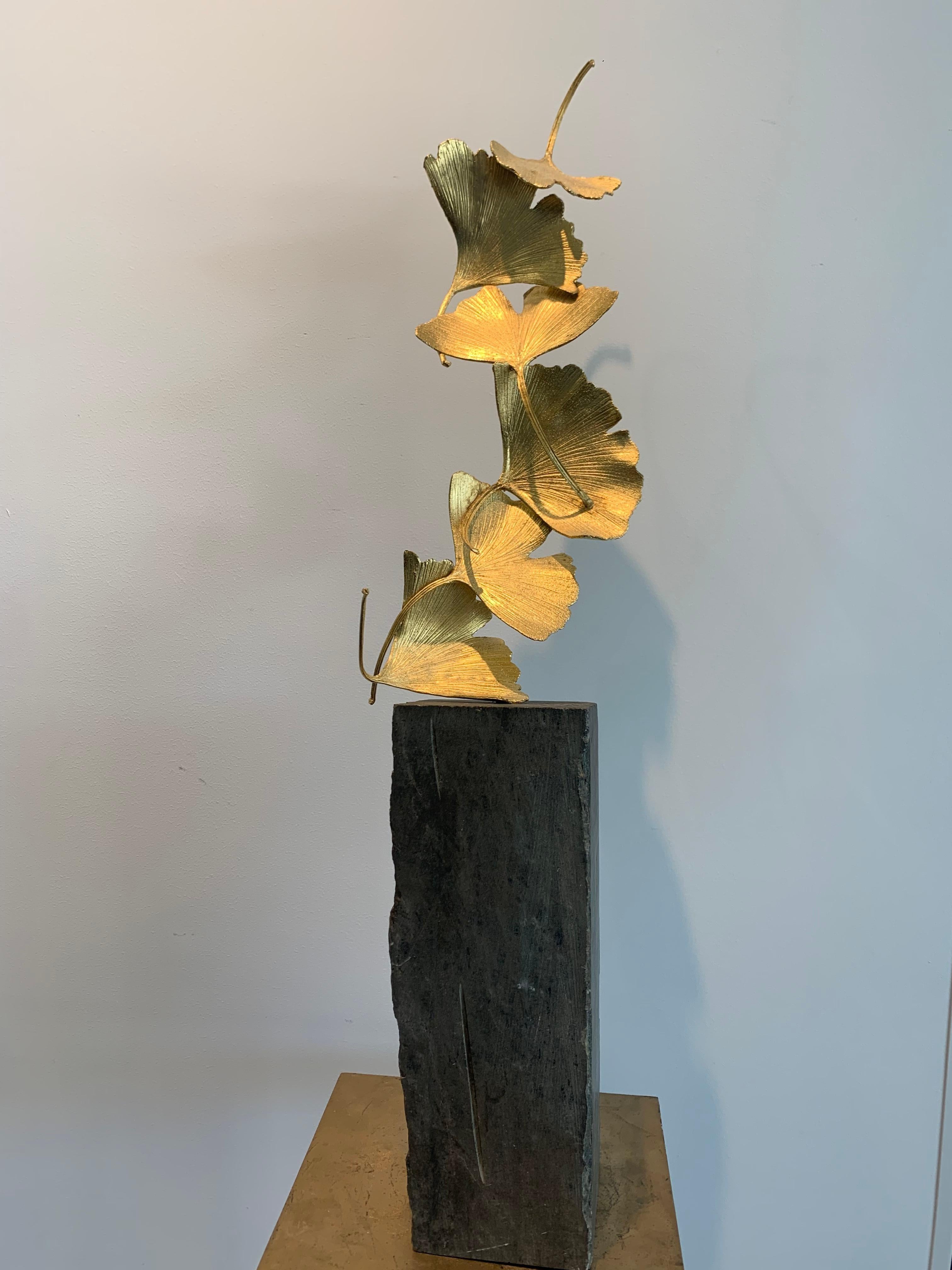 6 Foglie di Gingko dorate - Scultura in ottone fuso dorato 24 k su base in pietra grezza - Sculpture di Kuno Vollet