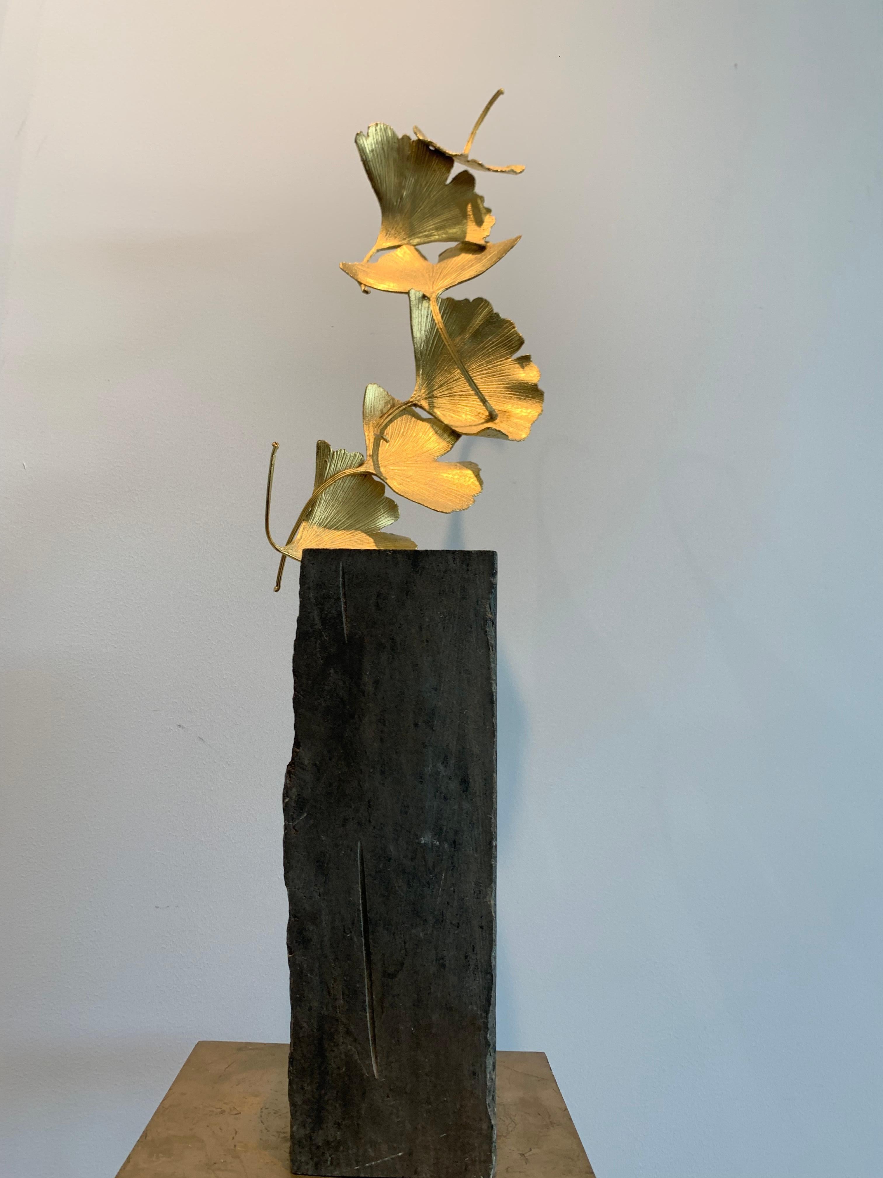 6 Foglie di Gingko dorate - Scultura in ottone fuso dorato 24 k su base in pietra grezza - Still-Life Sculpture Oro di Kuno Vollet