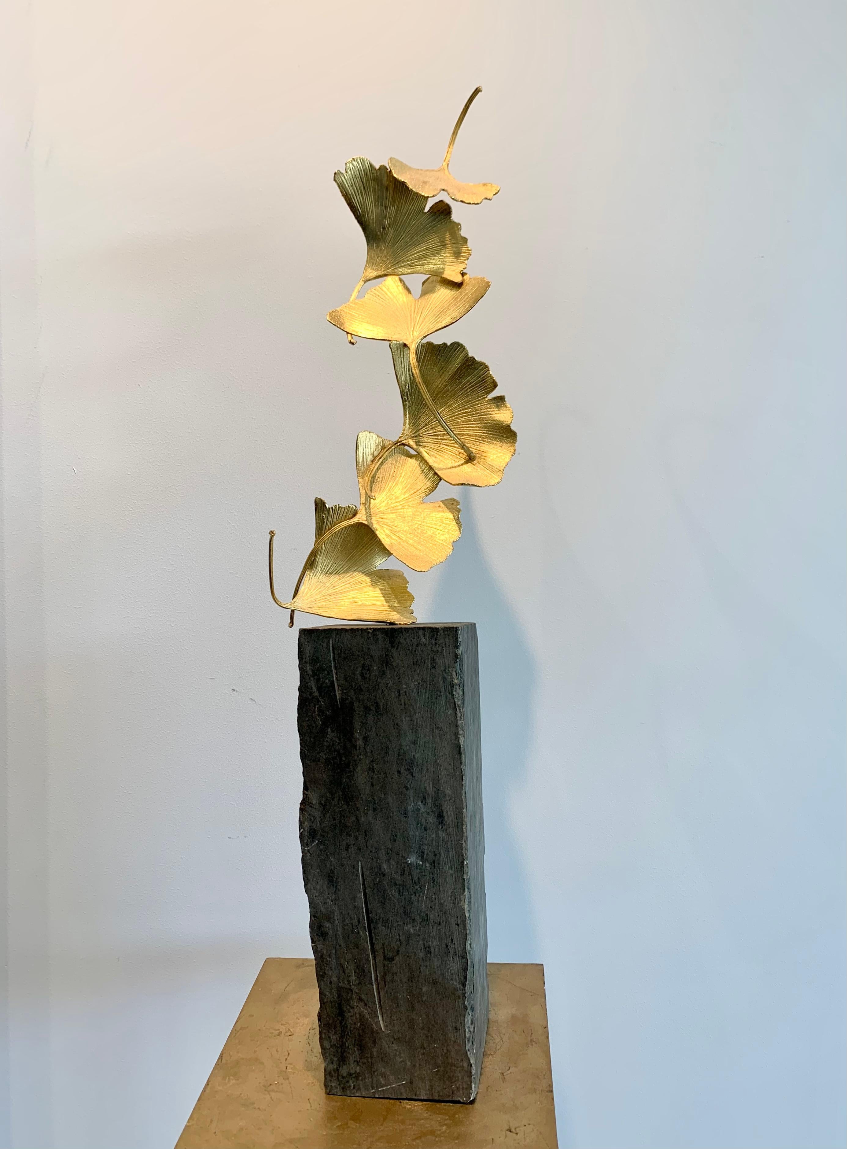 6 goldene Gingko-Blätter - 24 k vergoldete Skulptur aus gegossenem Messing auf Rohsteinsockel