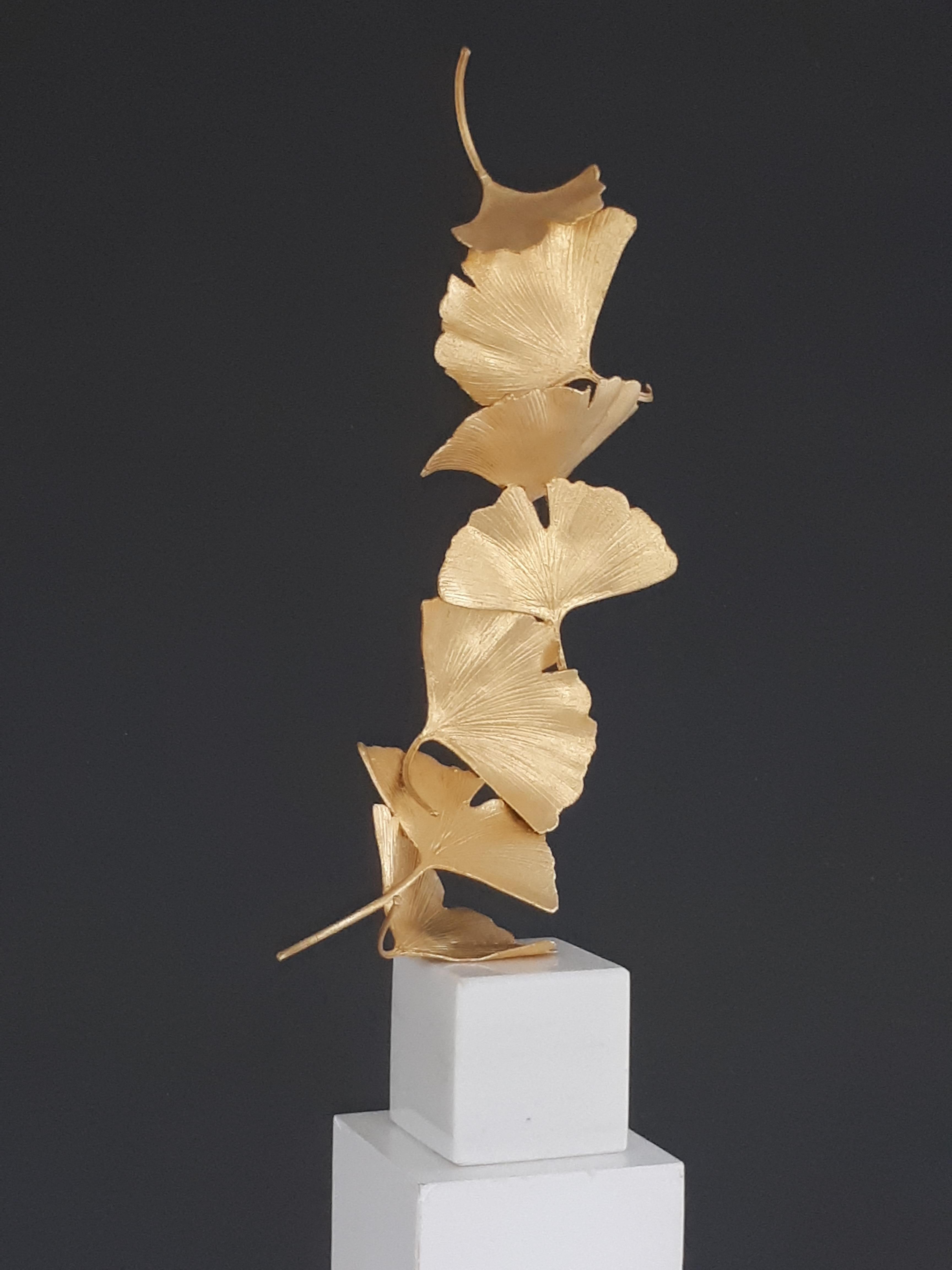 6 goldene Gingko-Blätter Kuno Vollet- Skulptur aus gegossenem Messing auf weißem Marmor auf weißem Marmor im Angebot 9
