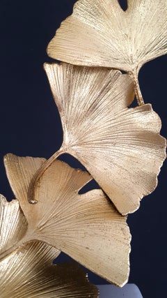 6 Hojas de Gingko doradas Kuno Vollet- Escultura dorada de latón fundido sobre mármol blanco
