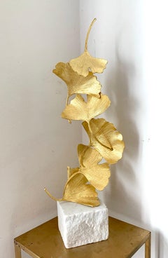 6 goldene Gingko-Blätter Kuno Vollet- Skulptur aus gegossenem Messing auf weißem Marmor auf weißem Marmor