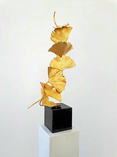 7 goldene Gingko-Blätter - 24 k vergoldete Skulptur aus gegossenem Messing auf schwarzem Granitsockel