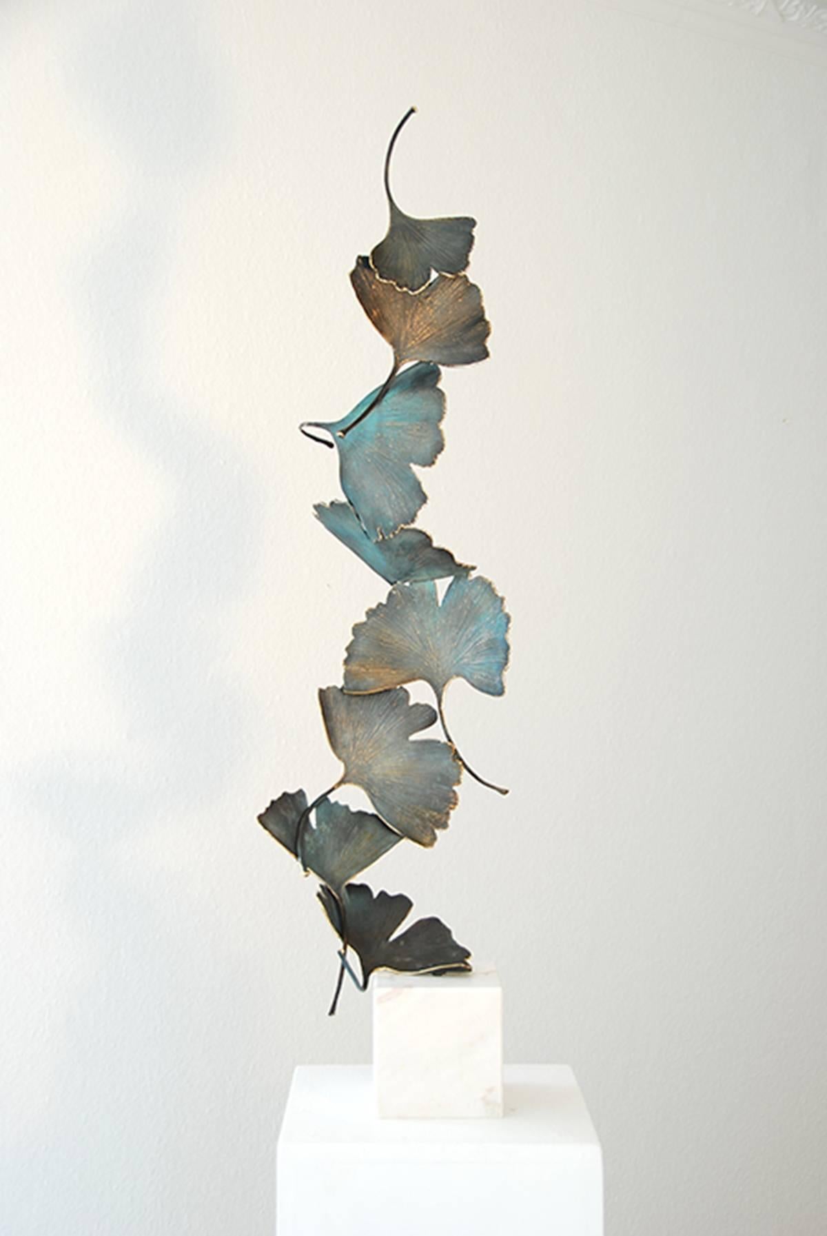 8 Blätter Blauer Gingko von Kuno Vollet Zeitgenössische Bronzeskulptur aus weißem Marmor im Angebot 1