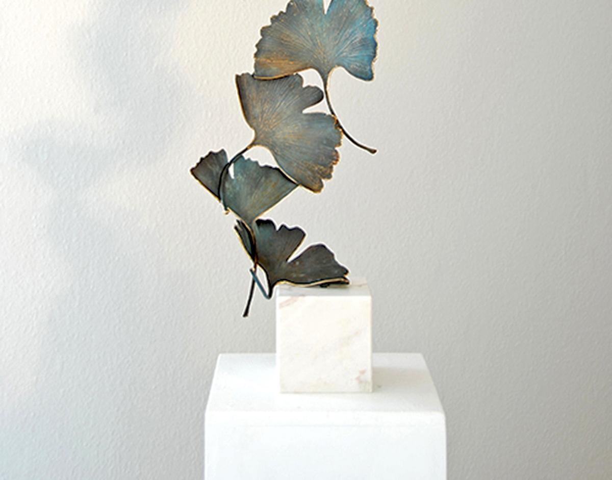 8 Blätter Blauer Gingko von Kuno Vollet Zeitgenössische Bronzeskulptur aus weißem Marmor im Angebot 3