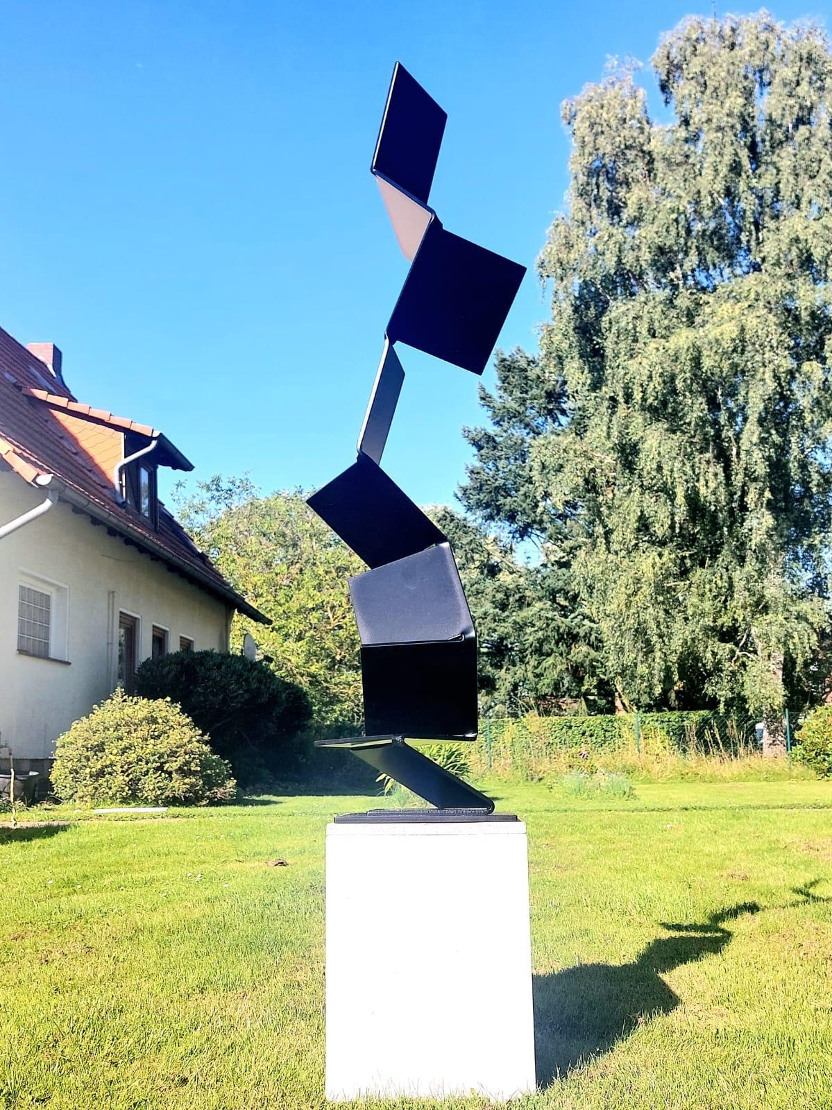 Aspiring Path di Kuno Vollet - Scultura contemporanea in acciaio nero per esterni in vendita 1