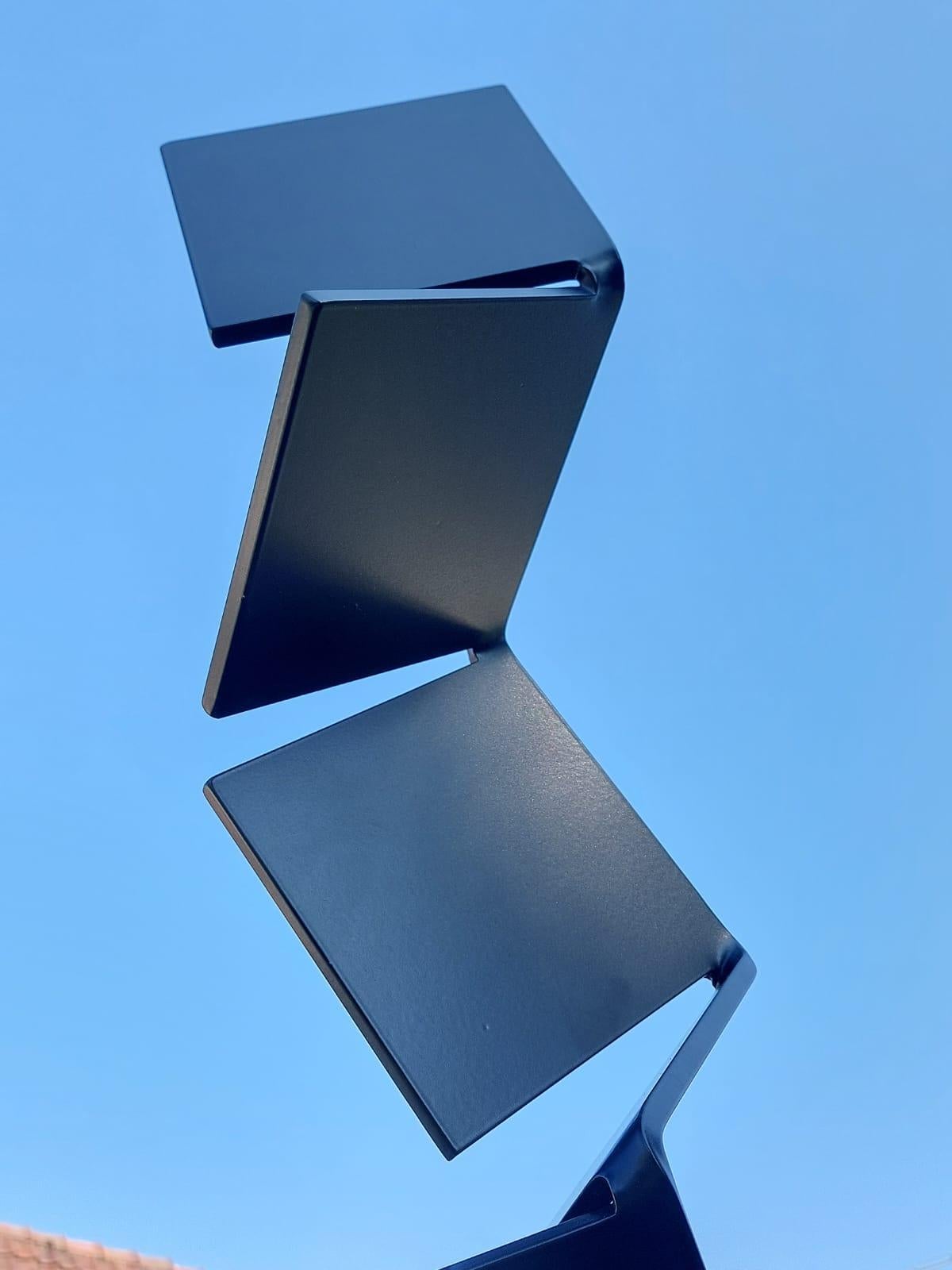 Aspiring Path di Kuno Vollet - Scultura contemporanea in acciaio nero per esterni in vendita 1