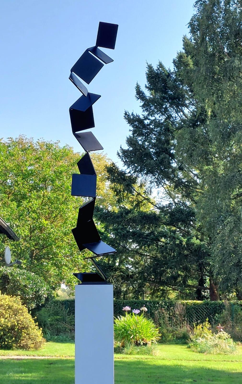 Aspiring Path di Kuno Vollet - Scultura contemporanea in acciaio nero per esterni in vendita 2