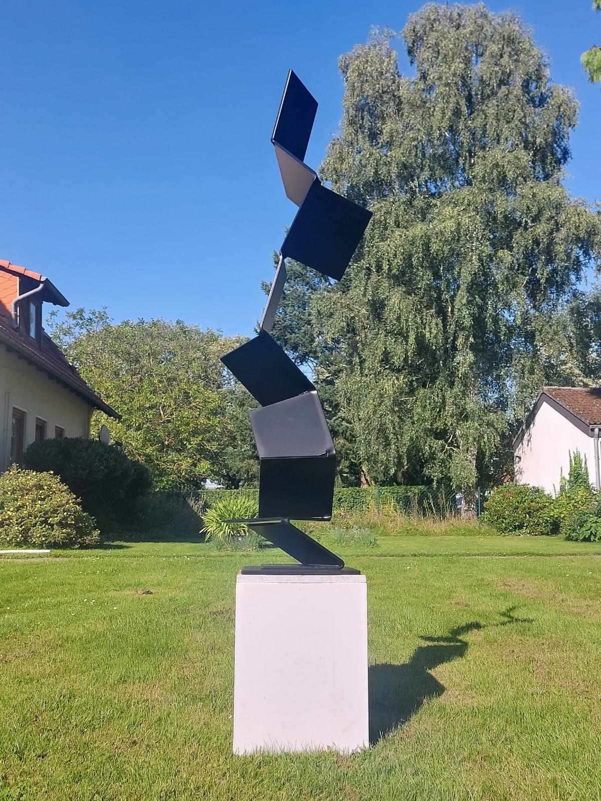 Aspiring Path di Kuno Vollet - Scultura contemporanea in acciaio nero per esterni in vendita 3