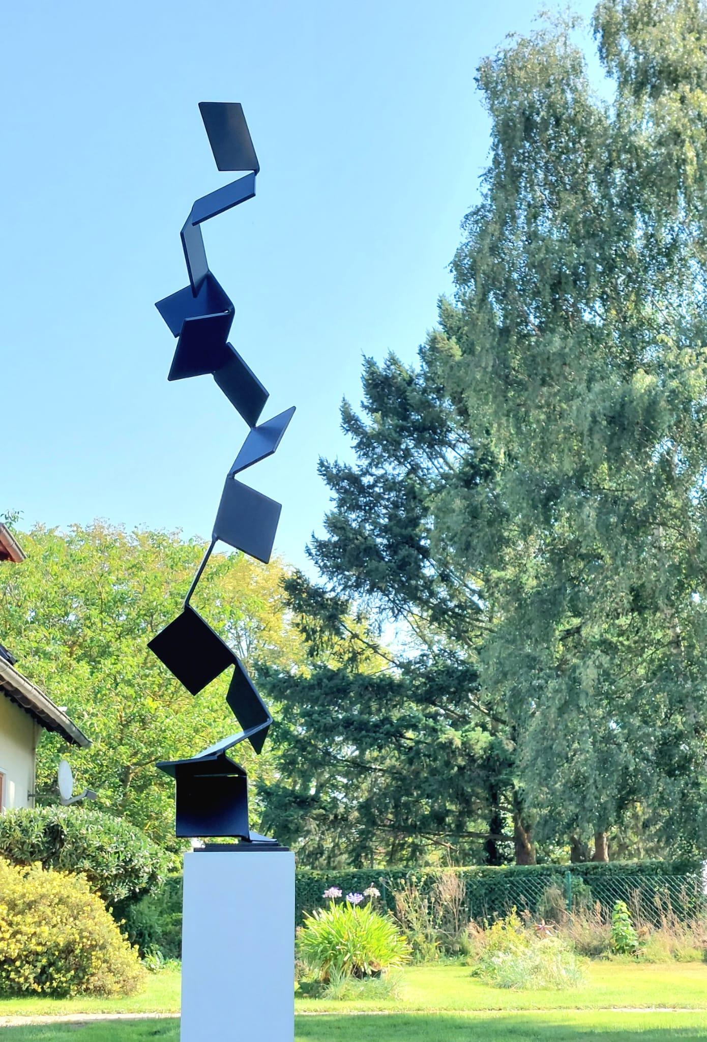 Aspiring Path di Kuno Vollet - Scultura contemporanea in acciaio nero per esterni in vendita 3