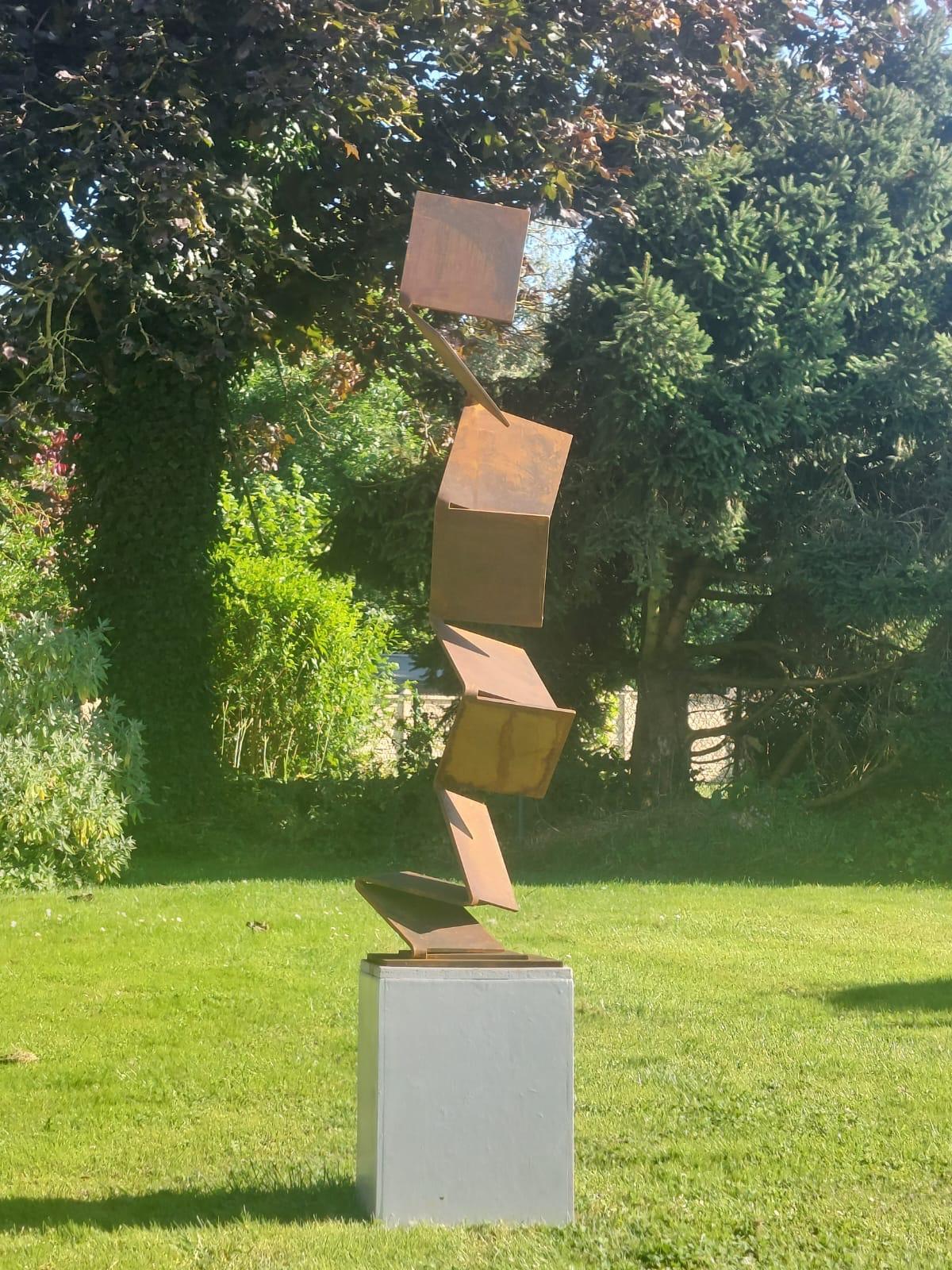 Aspiring Path di Kuno Vollet - Scultura contemporanea in acciaio arrugginito per esterni in vendita 3