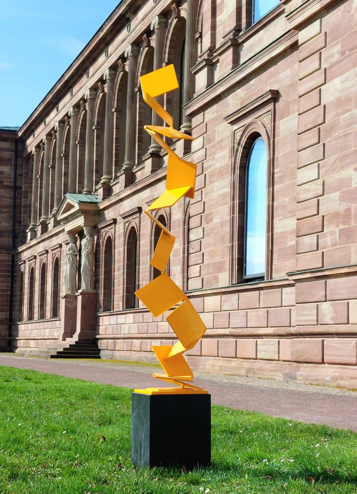 Aspiring Path by Kuno Vollet - Sculpture contemporaine en acier jaune pour l'extérieur en vente 9