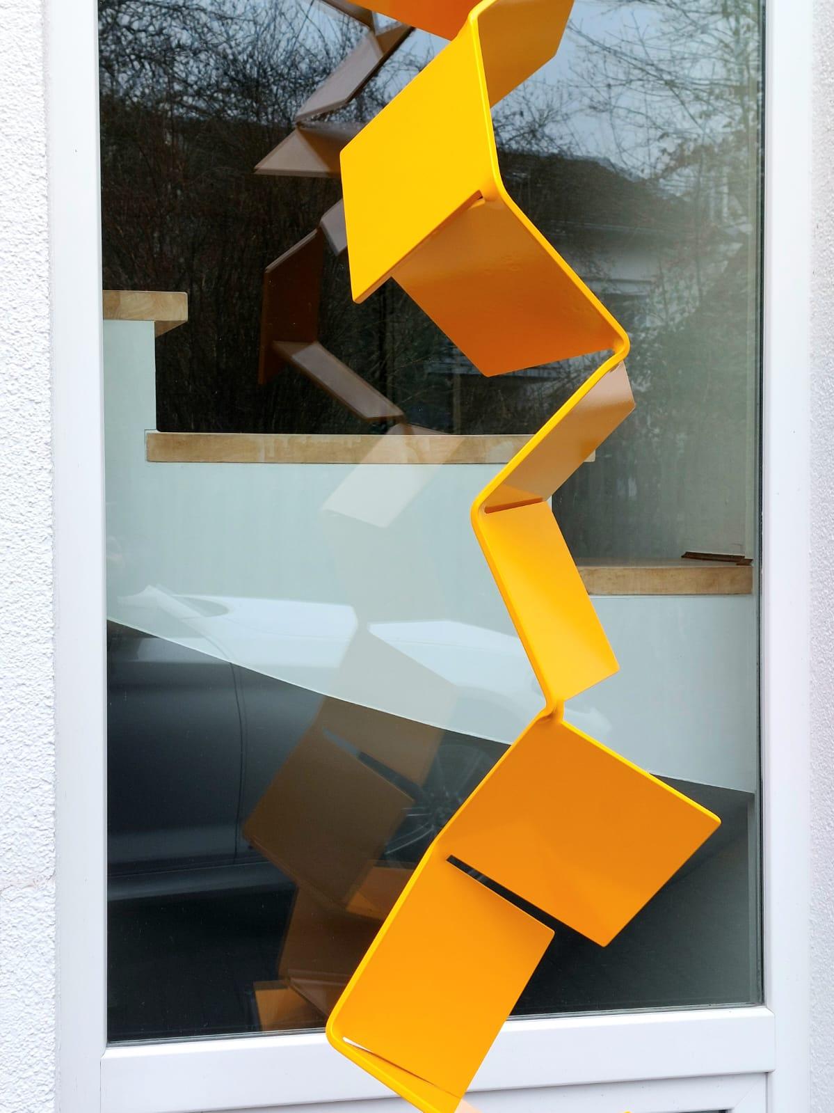 Aspiring Path by Kuno Vollet - Sculpture contemporaine en acier jaune pour l'extérieur en vente 10