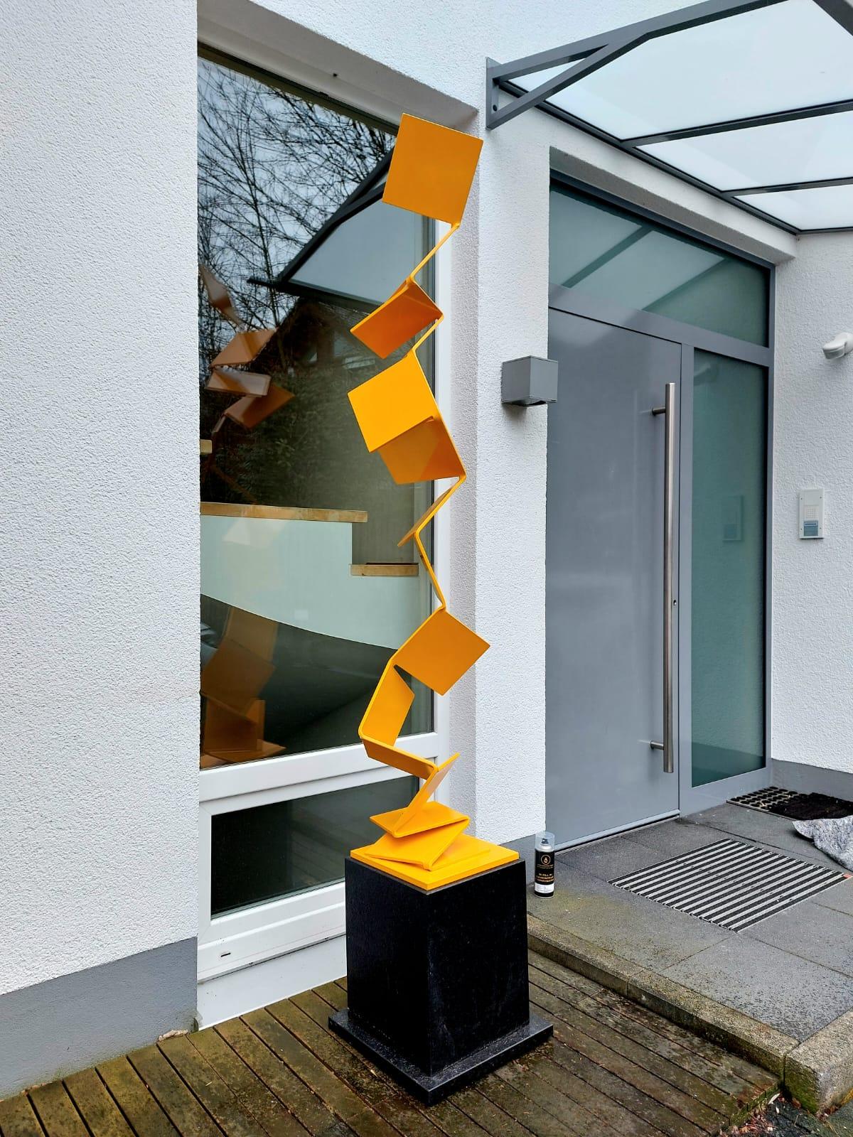 Aspiring Path by Kuno Vollet - Sculpture contemporaine en acier jaune pour l'extérieur en vente 11
