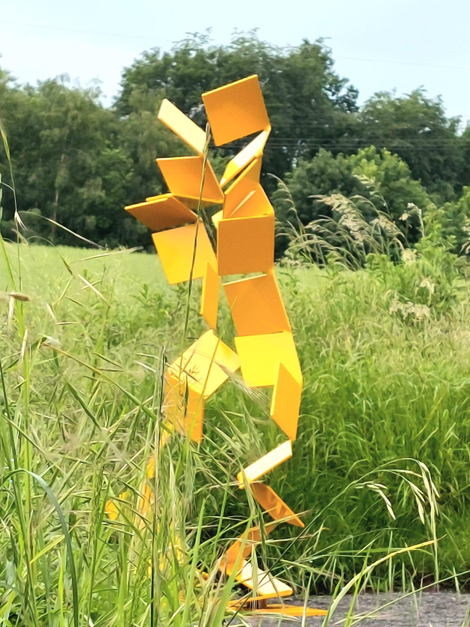 Aspiring Path by Kuno Vollet - Sculpture contemporaine en acier jaune pour l'extérieur en vente 3