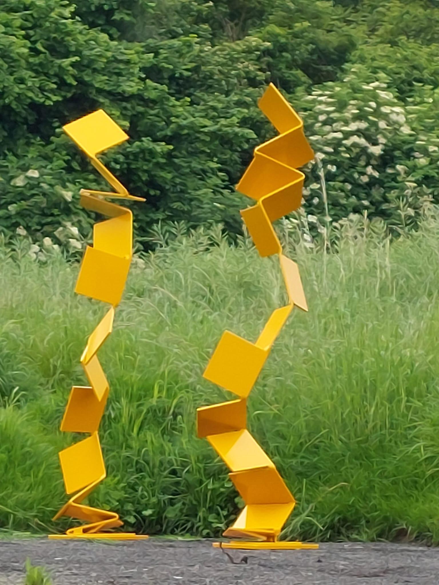 Aspiring Path by Kuno Vollet - Sculpture contemporaine en acier jaune pour l'extérieur en vente 5