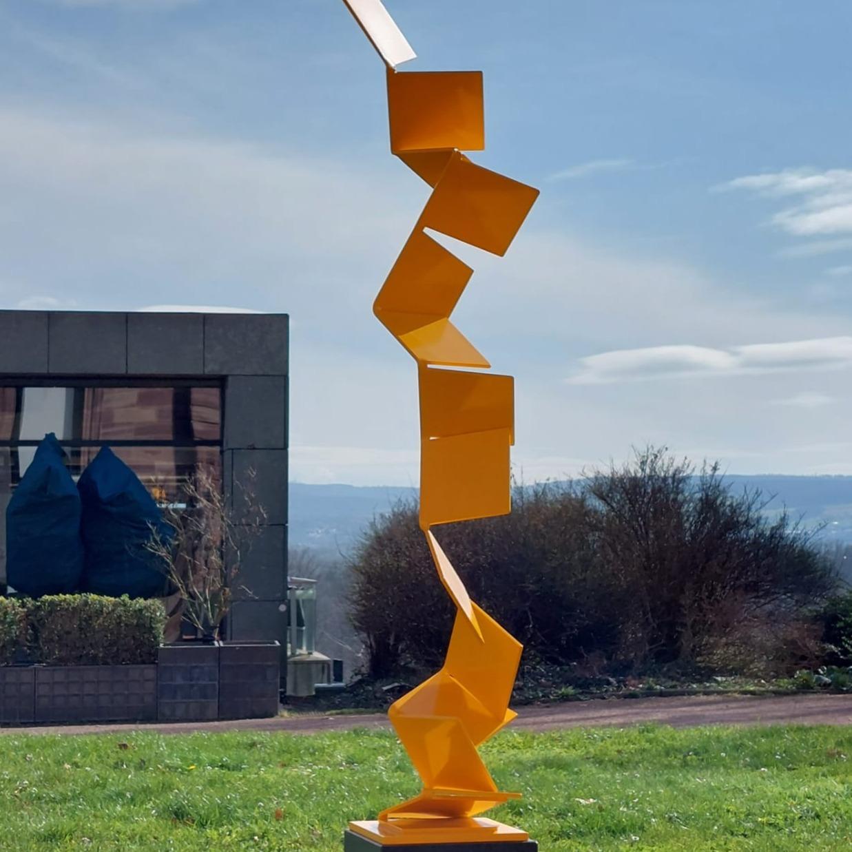 Aspiring Path by Kuno Vollet - Sculpture contemporaine en acier jaune pour l'extérieur en vente 6