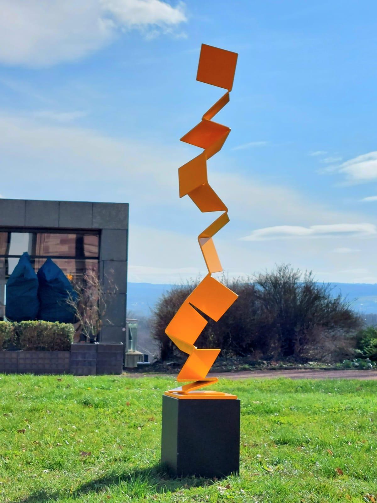 Aspiring Path by Kuno Vollet - Sculpture contemporaine en acier jaune pour l'extérieur en vente 7
