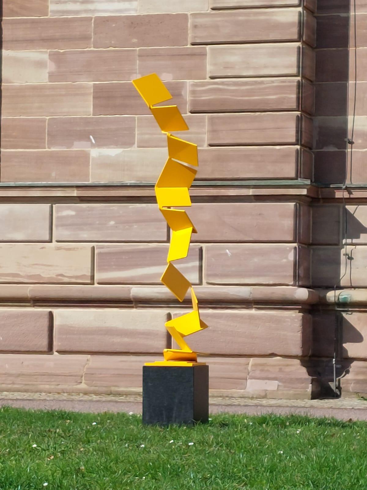 Aspiring Path by Kuno Vollet - Sculpture contemporaine en acier jaune pour l'extérieur en vente 8