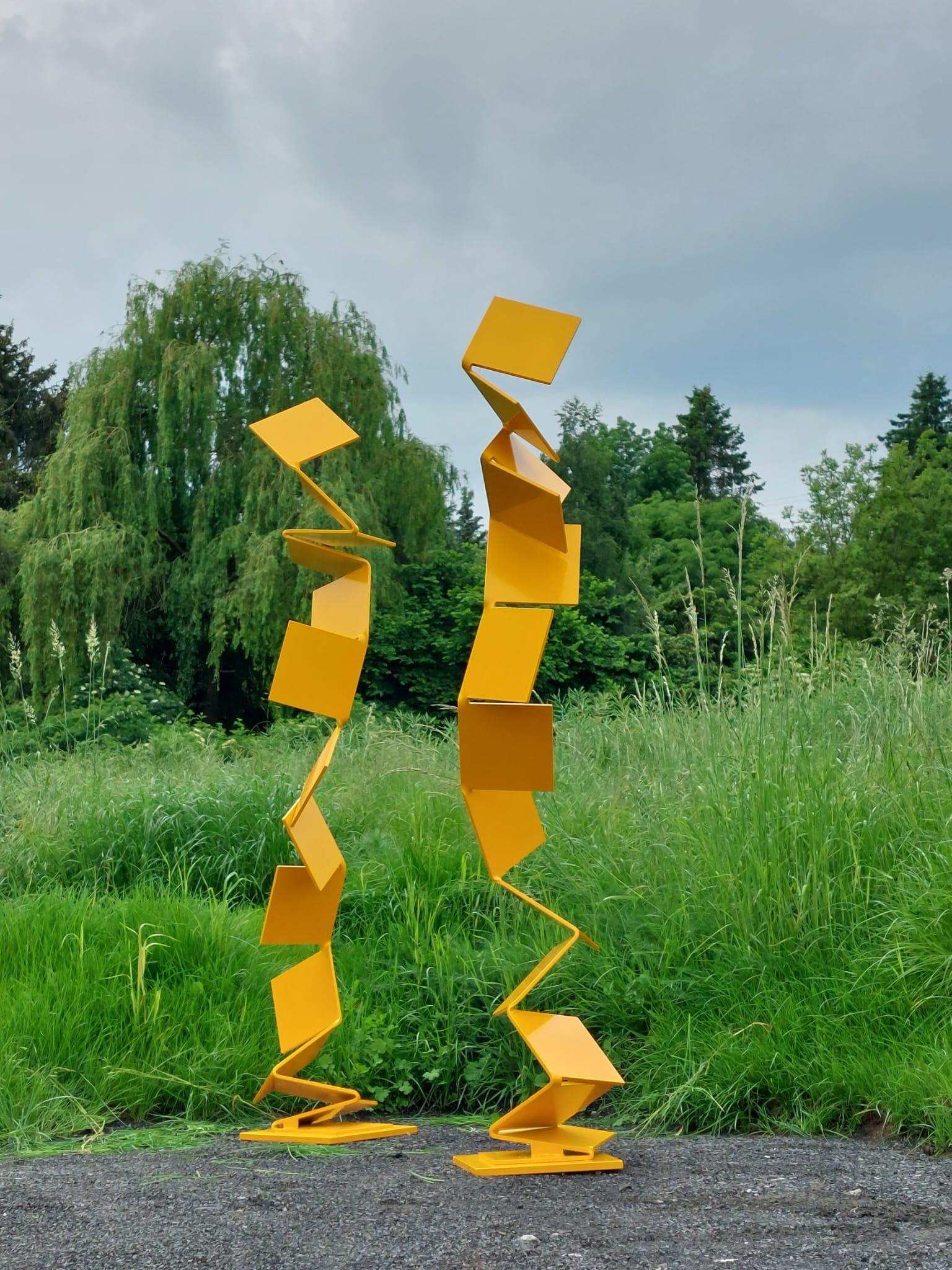 Aspiring Path by Kuno Vollet - Sculpture contemporaine en acier jaune pour l'extérieur en vente 1