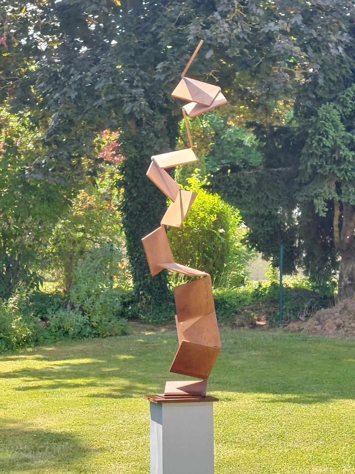 Aufstrebend - Scultura contemporanea in acciaio arrugginito per interni o esterni - Abstract Sculpture Grigio di Kuno Vollet