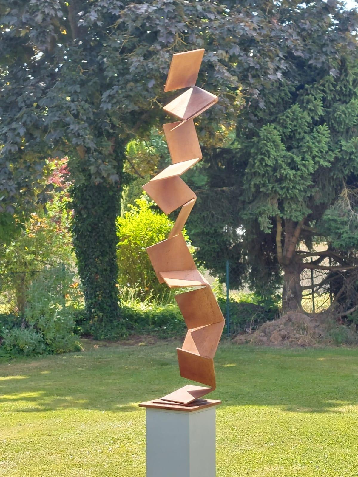 Questo bellissimo grande acciaio corroso  La scultura può essere utilizzata per interni o esterni. Si tratta di un'immagine elegante in qualsiasi giardino, atrio o casa privata.

Le dimensioni della base sono 30 x 30