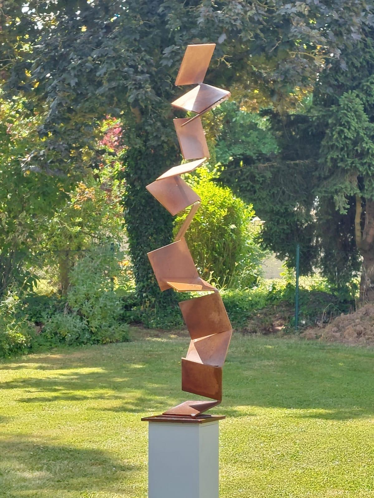 Aufstrebend - Contemporary Rusted Steel Sculpture for indoor or outdoor For Sale 3