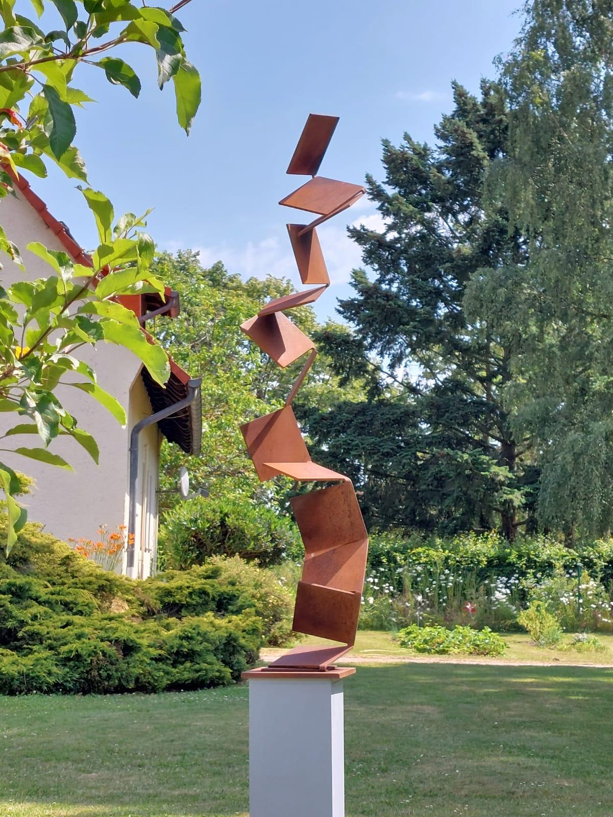 Aufstrebend - Contemporary Rusted Steel Sculpture für drinnen und draußen