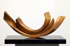 Balance 2 di Kuno Vollet - Scultura contemporanea elegante in bronzo dorato lucido