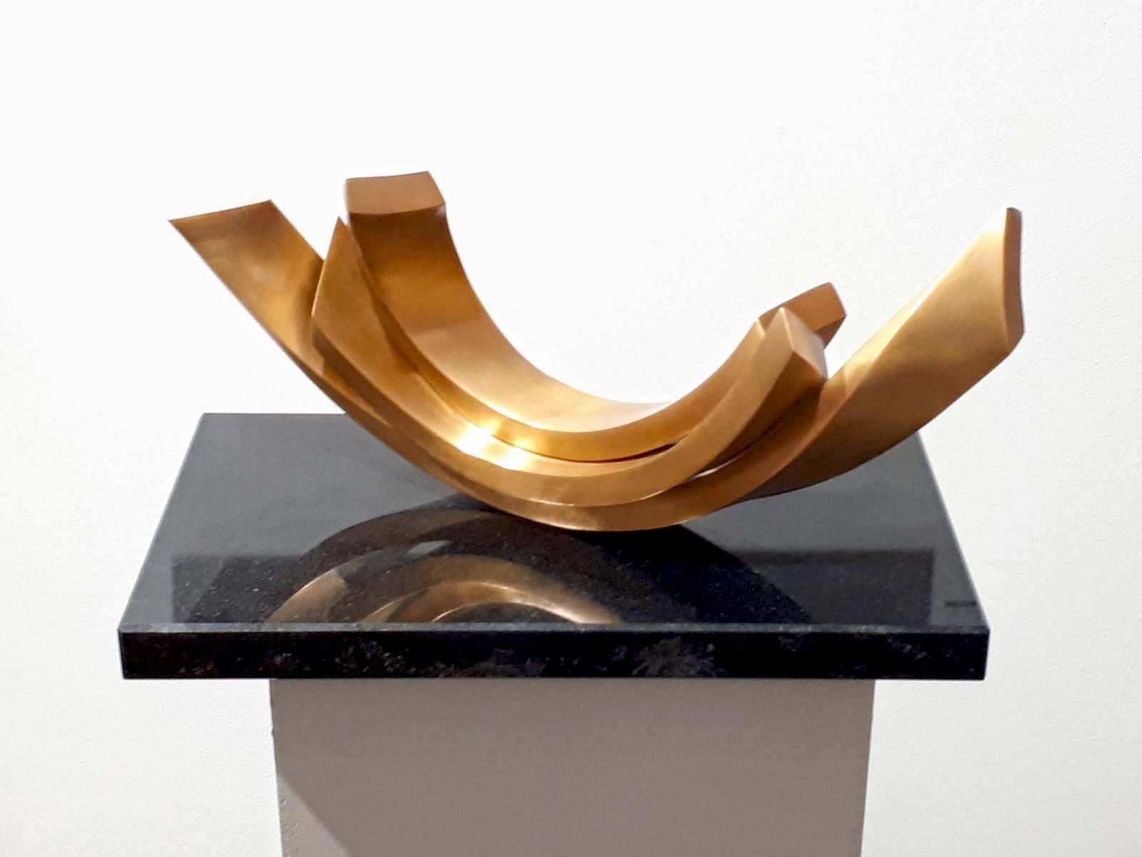 Balance 2 by Kuno Vollet - Contemporary elegant Golden polished Bronze sculpture For Sale 2