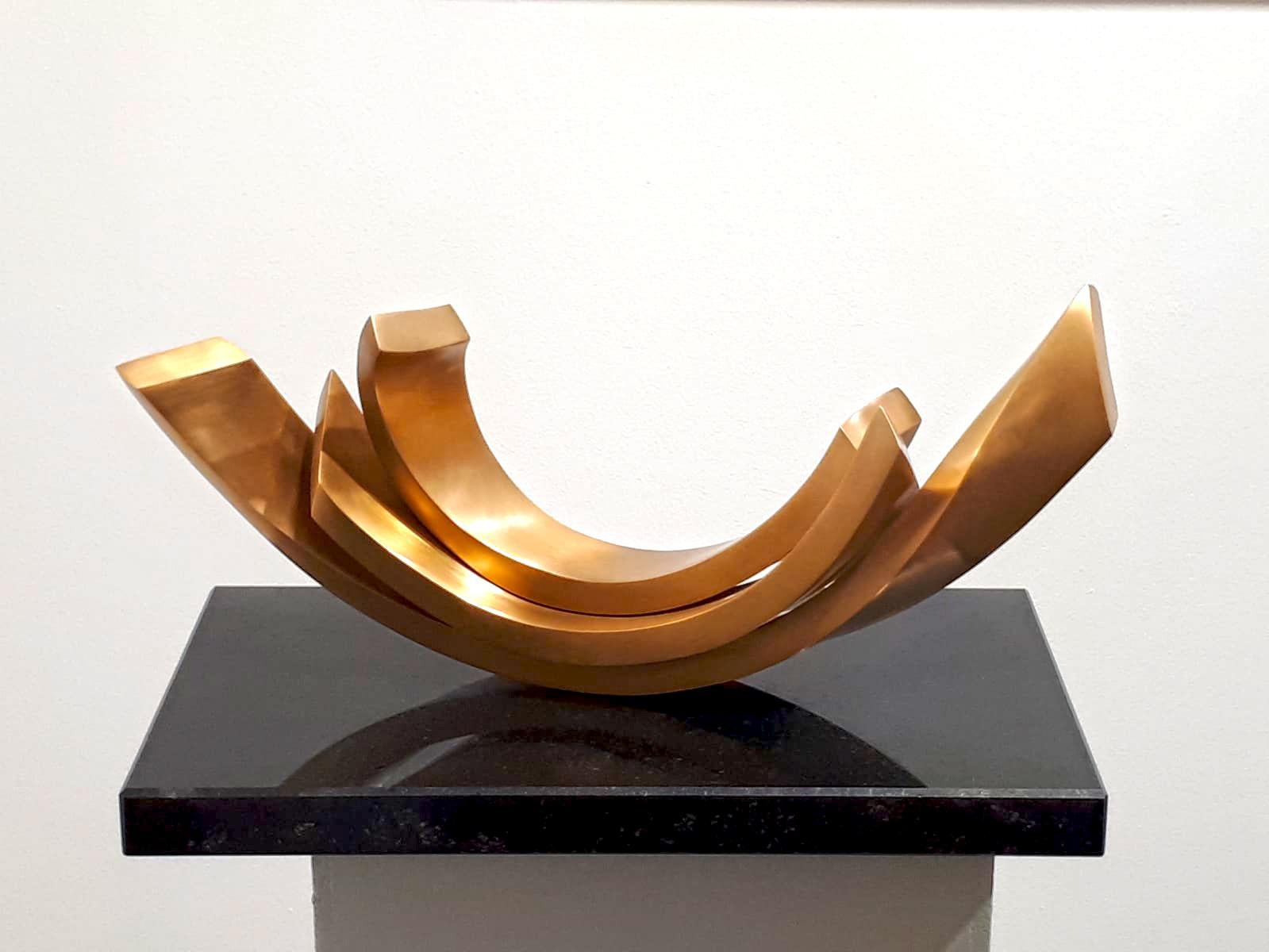 Balance 2 by Kuno Vollet - Sculpture contemporaine élégante en bronze poli et doré