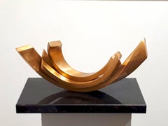 Equilibrio 2 de Kuno Vollet - Escultura contemporánea elegante de Bronce pulido dorado